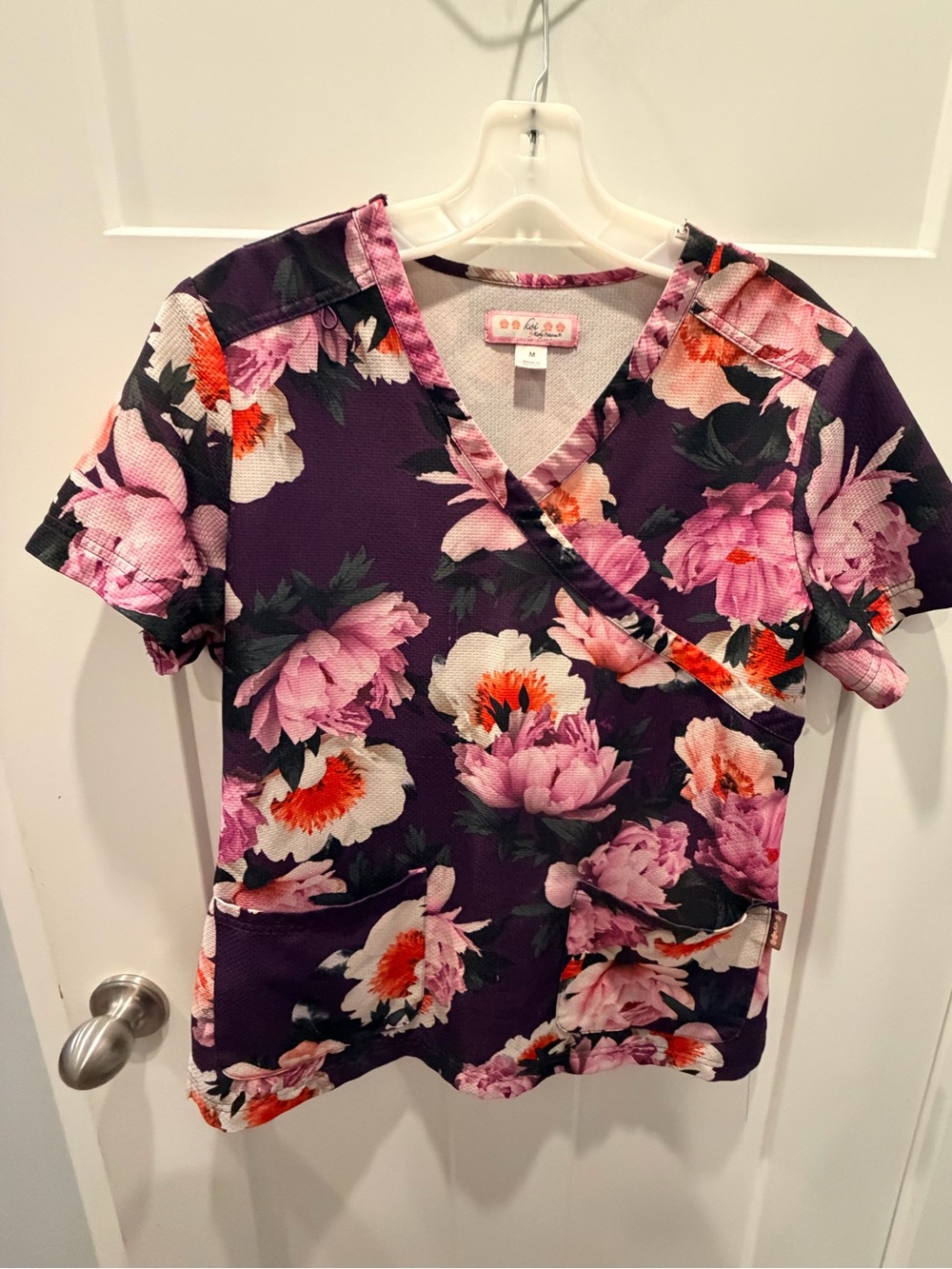 Susan Lawrence red sleeveless party top in women’s size Medium. Features a scoop